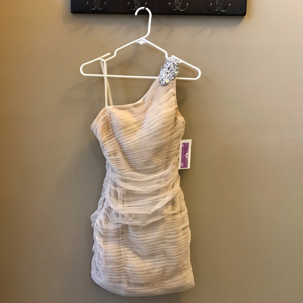 Hailey Logan by ADRIANNA PAPELL Dress. Juniors.